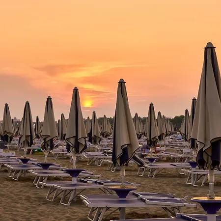 Villa Stunning With Private Garden - Beahost Bibione